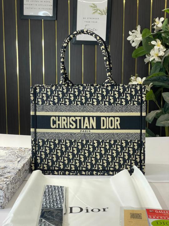 D-Inspired Book Tote Oblique black Embroidery With Box & Dust Bag & Scarf Secondary image