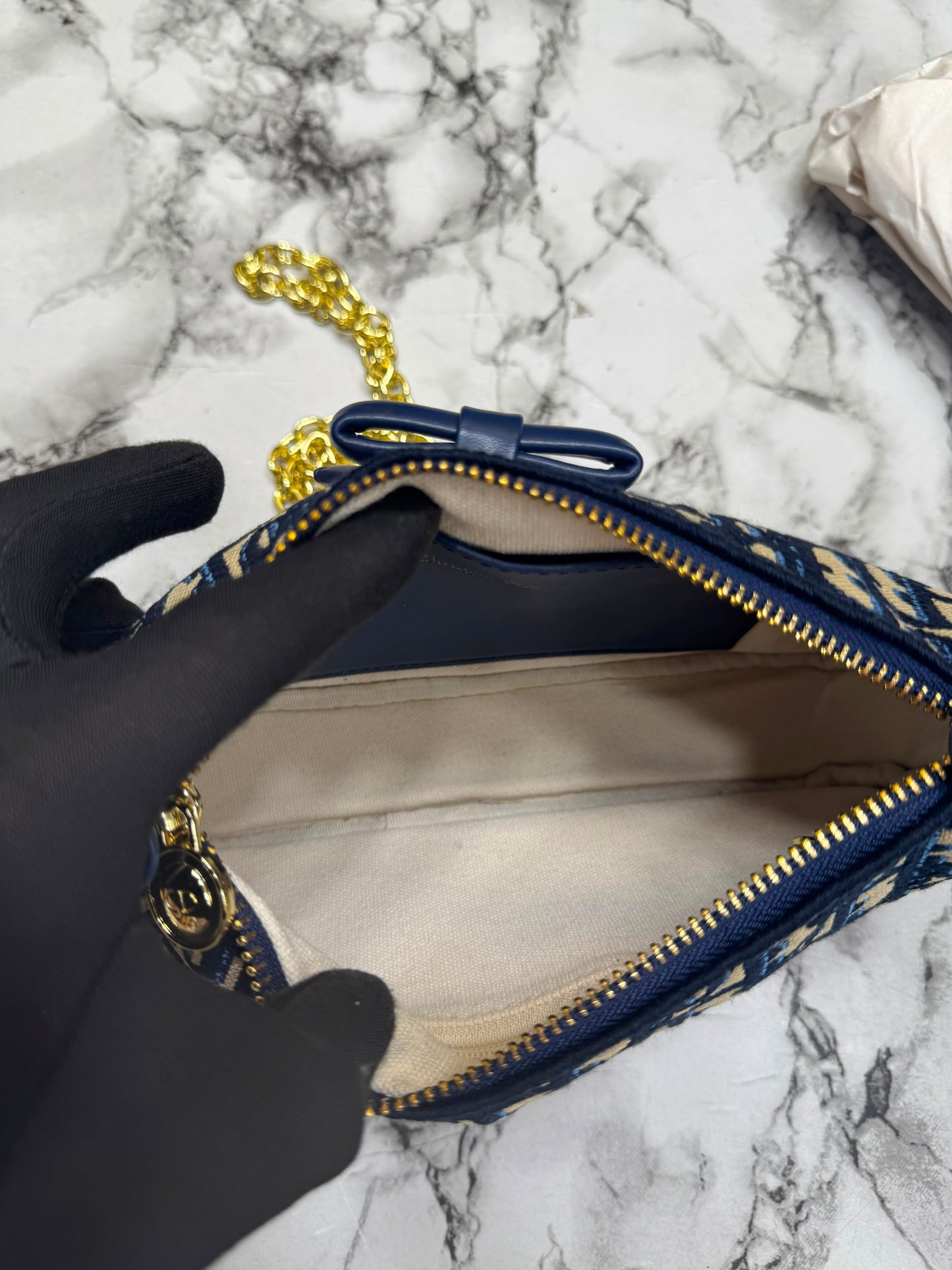 D-Inspired Oblique Jacquard Bow Chain Crossbody Bag (Black)